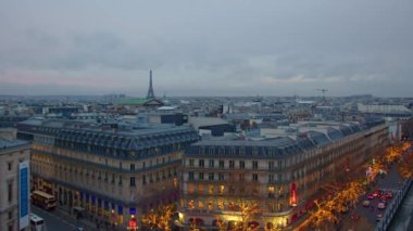 Noel sokak dekorasyonu. Bina, çelenklerdeki ağaçlar. Paris Fransa.