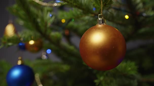 Juguetes Navidad Una Rama Abeto Fondo Iluminación Año Nuevo — Vídeos de Stock