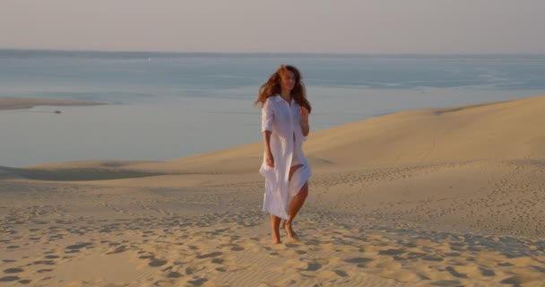 Giovane Donna Che Cammina Una Montagna Sabbiosa Nel Deserto Vento — Video Stock