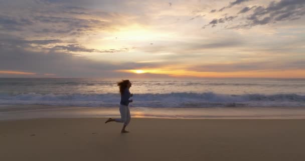 Αεροφωτογραφία Όμορφη Γυναίκα Ξυπόλητη Τρέχουν Στον Ωκεανό Χρόνο Παραλία Βράδυ — Αρχείο Βίντεο