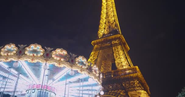 Night Illumination Carousel Eiffel Tower Carousel Rotates Backdrop Eiffel Tower — Stock Video