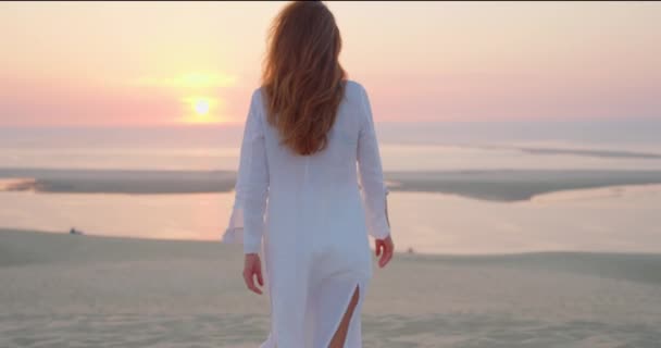 Молодая Женщина Ходит Песчаной Горе Пустыне Ветер Дует Волосы Куртку — стоковое видео
