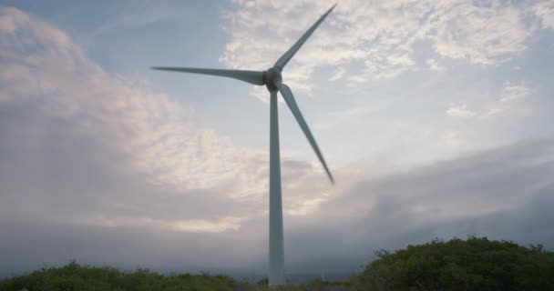 Ветряная Турбина Вращающаяся Небе Заката Генерирующая Зеленую Энергию — стоковое видео