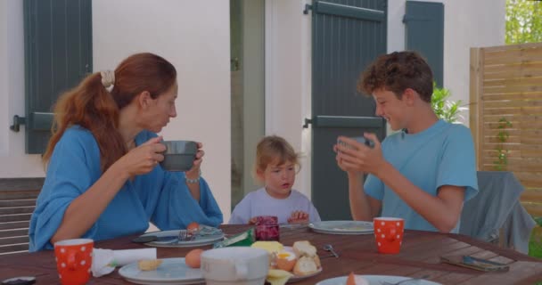Máma Snídá Svým Dospívajícím Synem Mluví Pije Čaj Malá Dcera — Stock video