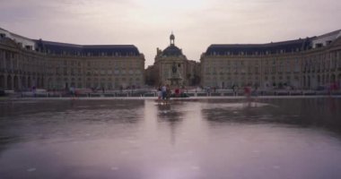 Su aynası Bordeaux - Place ve Palais de la Bourse ve ayna deau Fransa 'da, antik çağdaş mimariyle buluşuyor, bulutlu gökyüzü. Zaman Uygulaması.