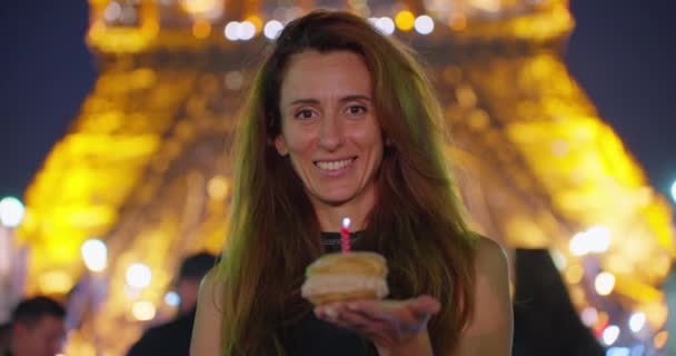 Счастливая Взволнованная Женщина Загадывает Заветное Желание Раздувает Свечи Праздничном Торте — стоковое видео