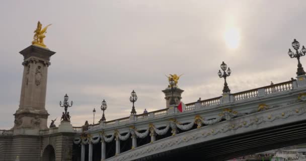 塞纳河 亚历山大三世桥和巴黎的大殿 这是一个阳光灿烂的夏日 — 图库视频影像