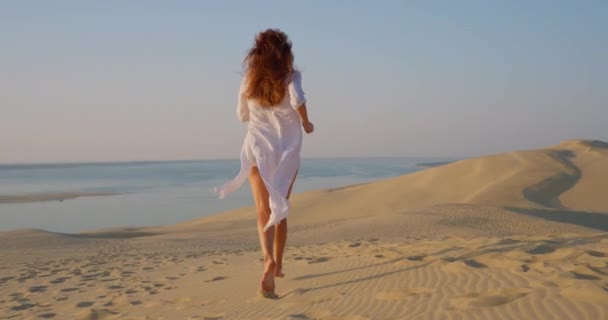 Piękna Wysoka Kobieta Działa Długie Piękne Białe Ubrania Płynące Wietrze — Wideo stockowe