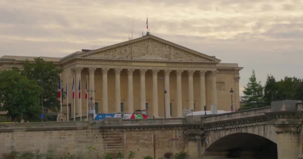 法国和欧盟旗帜飘扬的法国国民议会大楼 法国巴黎 从沿着塞纳河航行的游轮上看风景 — 图库视频影像