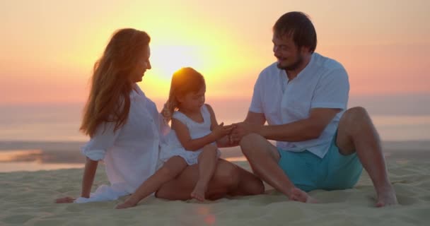 Одружена Пара Дочкою Сидить Березі Океану Золоті Години Насолоджується Часом — стокове відео