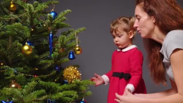 Feliz Niña Pequeña Tomando Juguetes Decorando Árbol Navidad Con Una — Vídeo de stock
