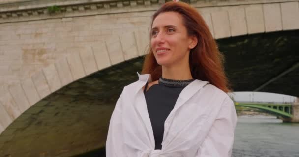 Dziewczyna Statku Wycieczkowym Spacerująca Wzdłuż Sekwany Podziwia Paryż — Wideo stockowe