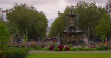 Düsseldorf, Almanya Cornelius Meydanı Corneliuaplatz ve şehir merkezinde eski Schalenbrunnen çeşmesi.