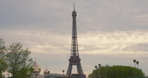 Vista Della Torre Eiffel Una Nave Crociera Che Naviga Lungo — Video Stock