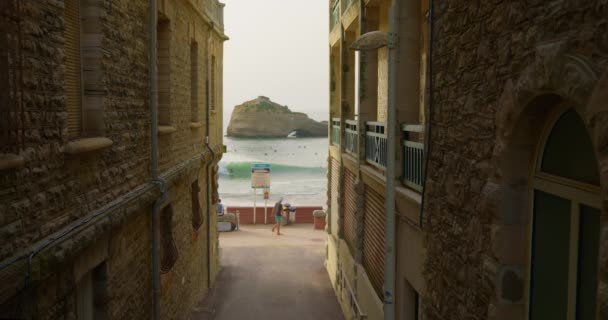 Otrolig Utsikt Mellan Hus Enorma Vågor Med Surfare Staden Biarritz — Stockvideo