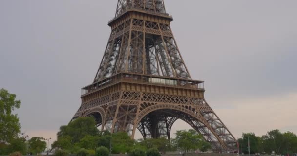 Pohled Eiffelovu Věž Výletní Lodi Plující Podél Seiny — Stock video