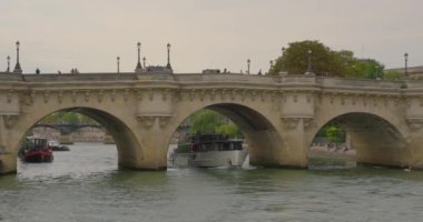 Paris 'in turizm merkezi Seine Nehri yakınlarında. Yazın Fransız şehri. Fransa 'nın başkenti Avrupa' nın merkezinde..