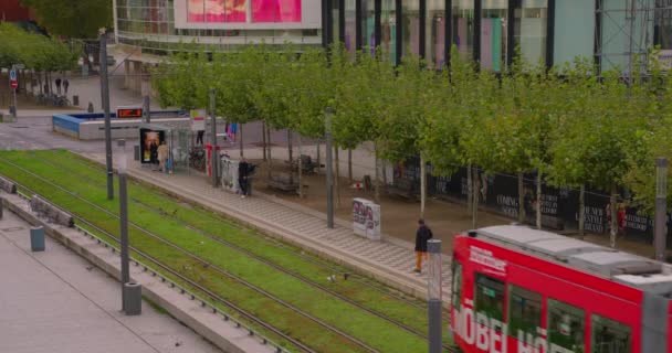 Дюссельдорф Німеччина Серпня 2023 Року Трамвай Рухається Через Центр Міста — стокове відео