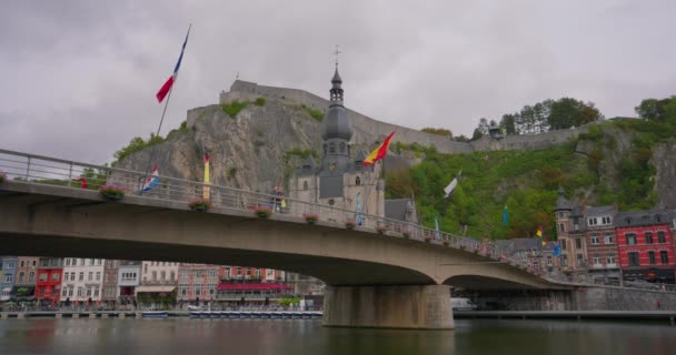 Dinant Belgium Autók Áthajtanak Charles Gaulle Hídon Dinantban — Stock videók