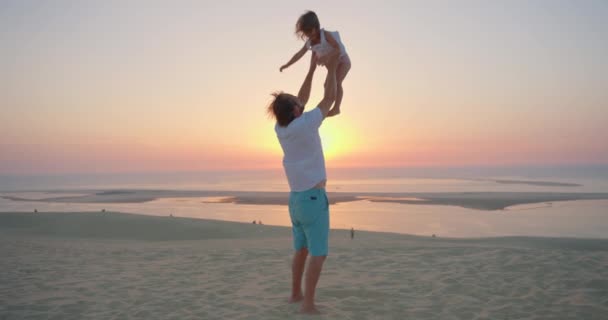 Батько Кидає Свою Маленьку Красиву Дочку Заході Сонця Океаном Задньому — стокове відео