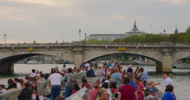França Paris Agosto 2023 Barco Turístico Bateau Com Pessoas Cruzando — Vídeo de Stock
