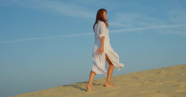 Junge Frau Läuft Auf Sandigem Berg Wüste Der Wind Bläst — Stockvideo