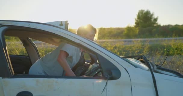 Жінка Сидить Зруйнованому Автомобілі Після Автомобільної Аварії Намагається Вибратися Зруйнованого — стокове відео
