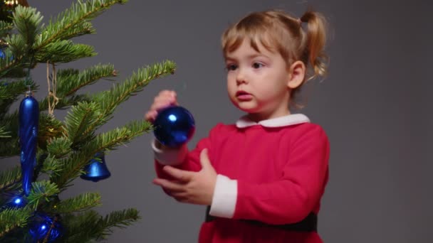 Menina Feliz Decorando Árvore Natal Com Bolas — Vídeo de Stock