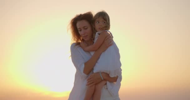 Mama Trägt Ihre Kleine Schöne Tochter Der Untergehenden Sonne Auf — Stockvideo