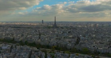 Paris, Fransa 'yı çekiyoruz. Hava aracı Eiffel Kulesi ve Seine Nehri Köprüsü 'ndeki trafik arabalarının günbatımı görüntüsü Paris, Fransa.
