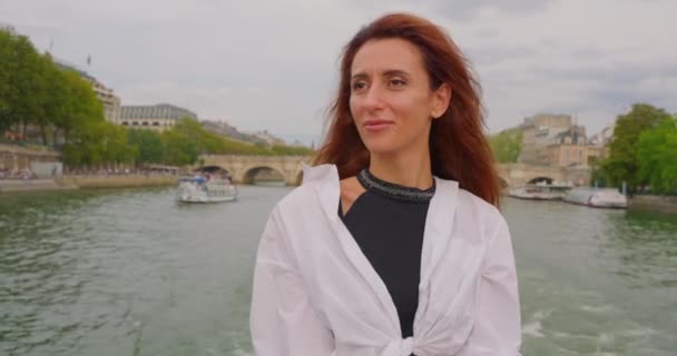Wycieczka Statkiem Turystycznym Wzdłuż Sekwany Kobieta Turystycznych Widoki Zabytki Paryża — Wideo stockowe