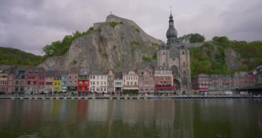 Belçika. Meuse Nehri üzerindeki Dinant kasabası, Dinant Kalesi ve Notre Dame de Dinant Kolej Kilisesi manzarası. 