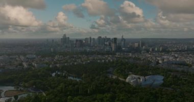 Paris, Fransa 'yı çekiyoruz. Hava aracı Eiffel Kulesi ve Seine Nehri Köprüsü 'ndeki trafik arabalarının günbatımı görüntüsü Paris, Fransa.