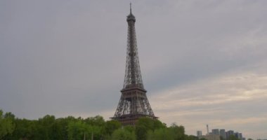 Seine nehri boyunca giden bir yolcu gemisinden Eyfel Kulesi manzarası.