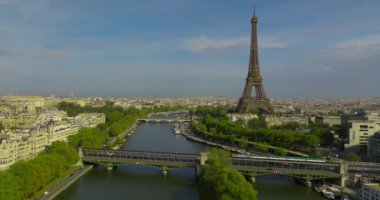 Paris, Fransa 'yı çekiyoruz. Hava aracı Eiffel Kulesi ve Seine Nehri Köprüsü 'ndeki trafik arabalarının günbatımı görüntüsü Paris, Fransa.