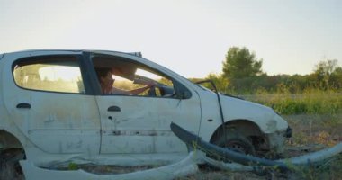 Direksiyondaki kadın ölümcül bir hata yaptı, bu da araba kazasına yol açtı. Kadın hayatta kalmayı başarmış ve korkunç bir stres altında. Arabadan inmeye çalışıyor..