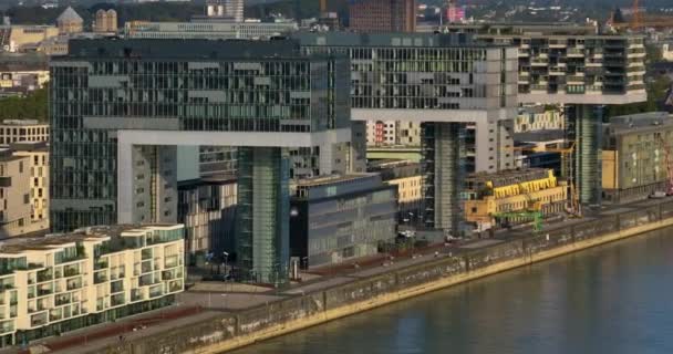 하늘과 일몰에 배경에 쾰른의 성당과 사무실 건물의 — 비디오