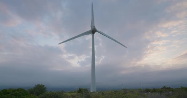 Windturbine Draait Een Zonsondergang Hemel Genererende Groene Energie — Stockvideo