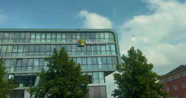 Köln, Almanya, 20 Eylül 2023: Köln 'ün merkezindeki Microsoft' un Almanya 'daki ana ofisi. Uzun cam gökdelenler. Avrupa 'nın merkezinde teknoloji ve yazılım gelişimi.