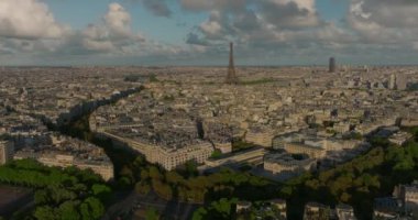 Paris, Fransa 'yı çekiyoruz. Hava aracı Eiffel Kulesi ve Seine Nehri Köprüsü 'ndeki trafik arabalarının günbatımı görüntüsü Paris, Fransa.