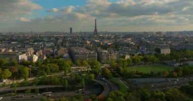 Paris, Fransa 'yı çekiyoruz. Hava aracı Eiffel Kulesi ve Seine Nehri Köprüsü 'ndeki trafik arabalarının günbatımı görüntüsü Paris, Fransa.