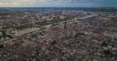 Gün batımında Rouen şehir panoramasını çekiyoruz. Rouen 'in merkez bölgesinin havadan görüntüsü. Fransa 'nın nehir kıyısındaki eski turist kasabası.