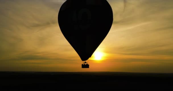 Letecký Bezpilotní Pohled Siluetu Horkovzdušného Balónu Letícího Proti Slunci Letního — Stock video