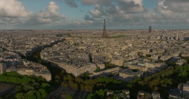 フランス パリ発射 ツアーエッフェル塔とセーヌ川のトラフィックカーの空中ドローン遠くの日没ビュー パリの都市の観光名所 フランス — ストック動画