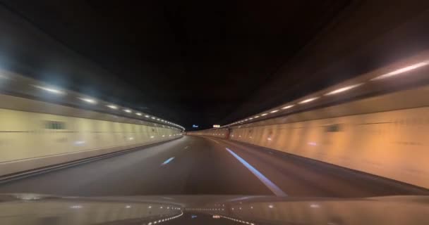 Köra Bil Den Breda Upplysta Tunneln Fortkörning Motorvägen — Stockvideo