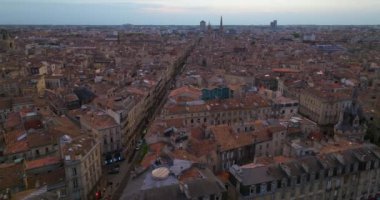 Bordeaux şehir panoramasını gün batımında çekiyoruz, Fransa 'nın şarap başkenti. Bordeaux 'nun merkez bölgesinin havadan görüntüsü. Fransa 'nın nehir kıyısındaki eski turist kasabası.