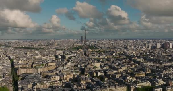 フランス パリ発射 ツアーエッフェル塔とセーヌ川のトラフィックカーの空中ドローン遠くの日没ビュー パリの都市の観光名所 フランス — ストック動画