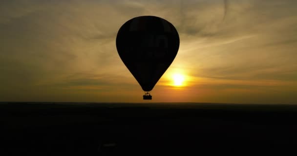 Sıcak Hava Balonunun Yaz Güneşinin Doğuşunda Güneşe Karşı Uçan Hava — Stok video
