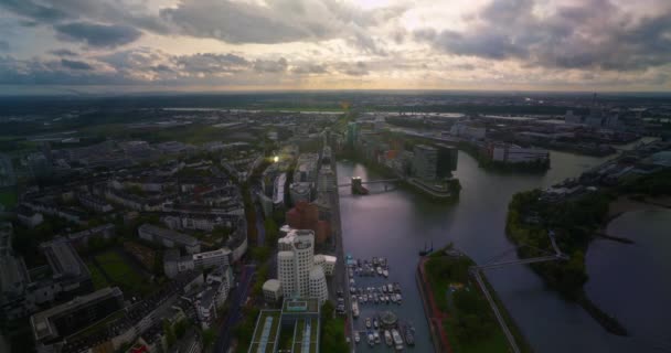 Düsseldorf Almanya Nın Havadan Görünüşü Rhine Nehri Üzerindeki Köprüyle Gökyüzü — Stok video