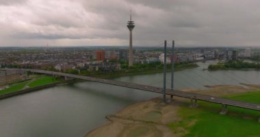 Düsseldorf, Almanya 'yı çekiyoruz. Almanya 'nın Düsseldorf kentindeki sokakların insansız hava görüntüleri. Konut binaları, trafik, arabalar, tramvaylar, insanlar, sabahın erken saatlerinde evlerle birlikte..